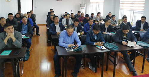 依法教育培训　 严履安管职责