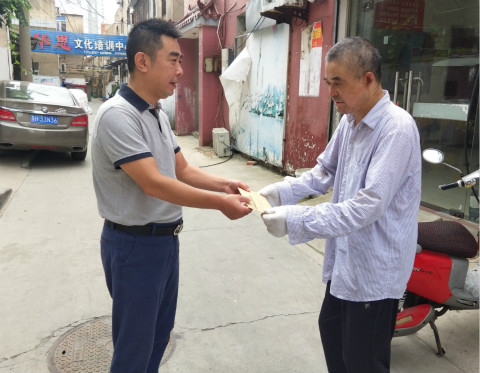 公司领导上门走访慰问困难职工