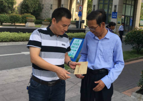 公司领导上门走访慰问困难职工