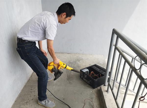 科技开发中心对办公设备进行全面维护保养