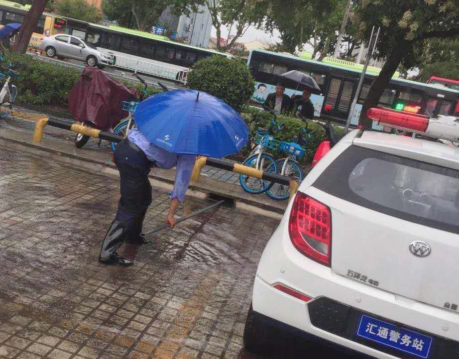 排涝疏通　保旅客安全出行