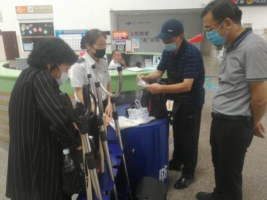 南站爱心服务　帮助旅客找回失物