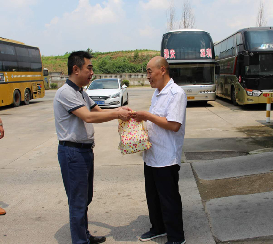 公司开展暑天慰问活动