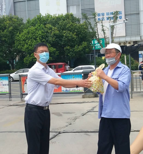 公司开展暑天慰问活动