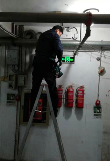 顺达物业配合汇通市场进行电器线路整改