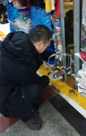 顺达物业配合汇通市场进行电器线路整改