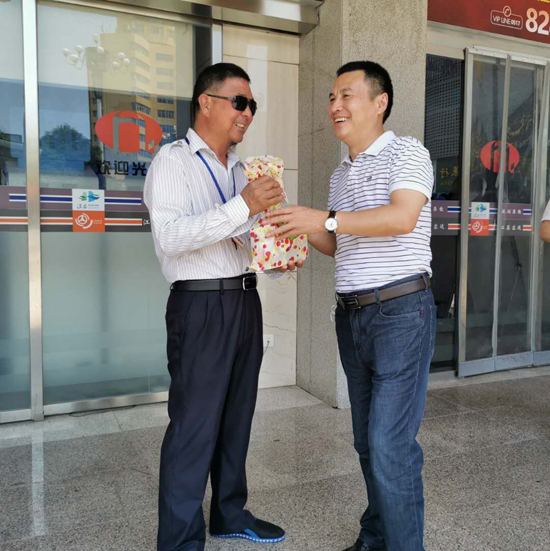 公司开展暑天慰问活动