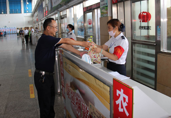 公司开展暑天慰问活动