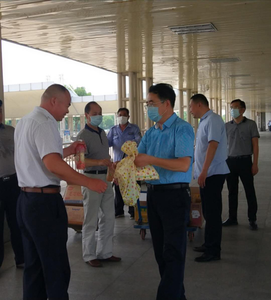 公司开展暑天慰问活动