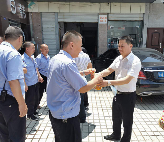 公司开展暑天慰问活动