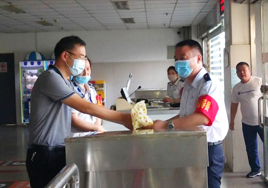 公司开展暑天慰问活动