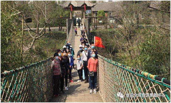 走进景区　拥抱春天