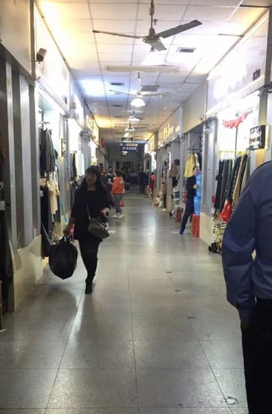 清理市场通道  营造整洁环境