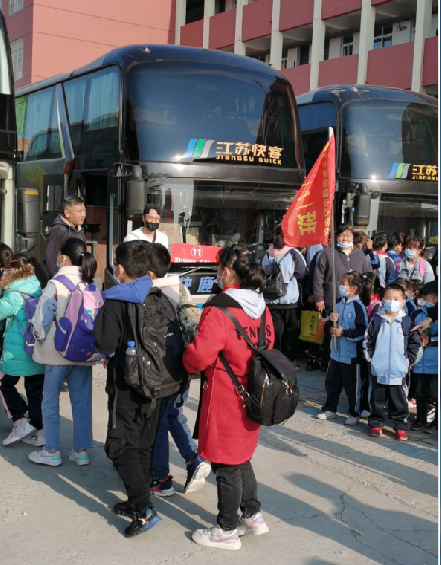 快鹿公司驾驶员倾心服务学校师生社会实践