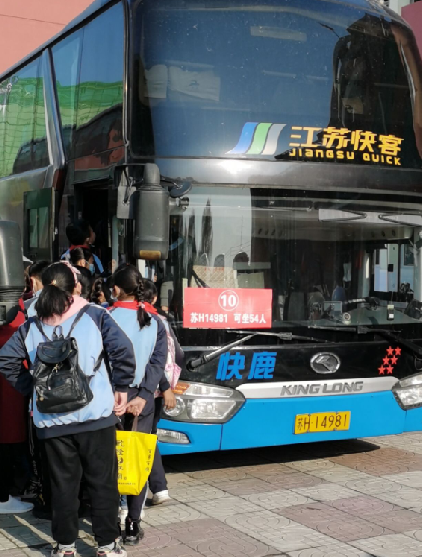 快鹿公司驾驶员倾心服务学校师生社会实践