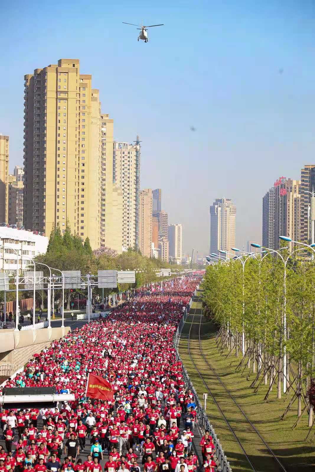 公司工会响应市总号召参加马拉松赛事