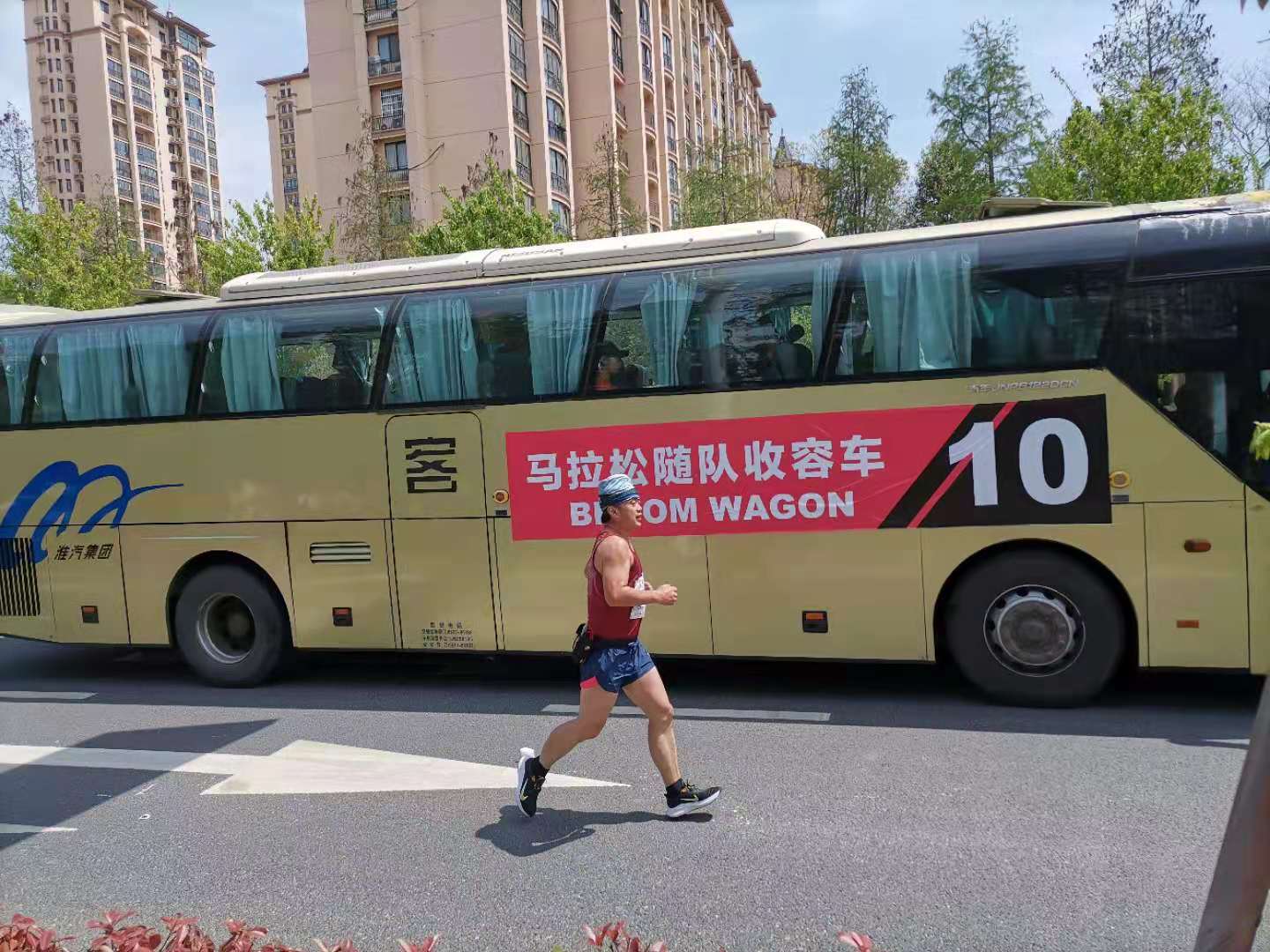 旅游运输公司圆满完成马拉松赛事保障任务