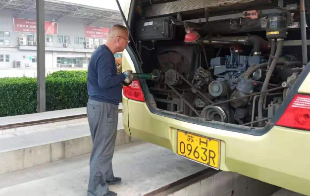 做好机务例保检查　确保节日平安出行