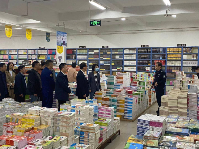 市领导“五一”节前检查图书市场安全工作