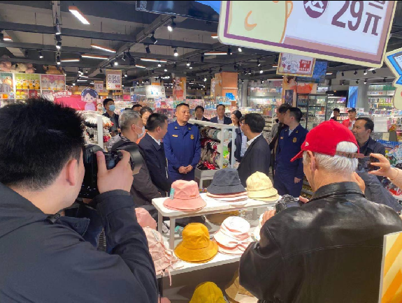 市领导“五一”节前检查图书市场安全工作