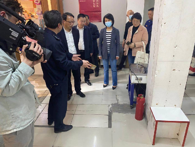 市领导“五一”节前检查图书市场安全工作