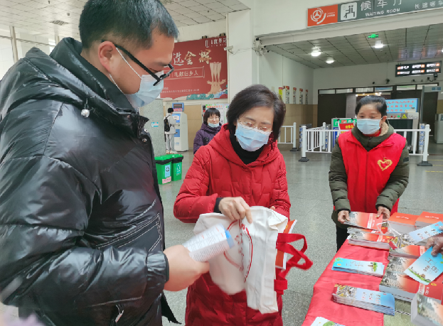 市总工会志愿服务“暖流行动”进北站