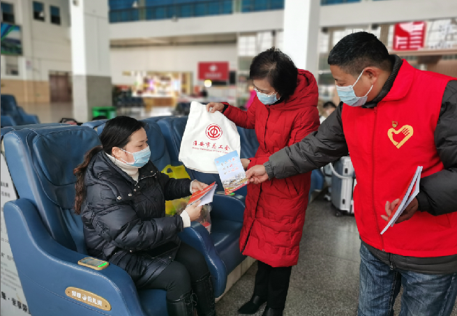 市总工会志愿服务“暖流行动”进北站