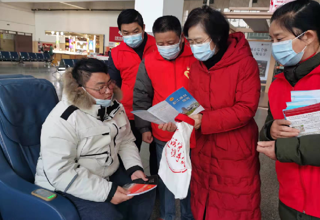 市总工会志愿服务“暖流行动”进北站