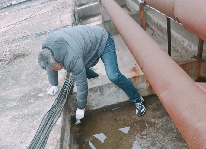 租赁部应对恶劣天气　开展屋面检查