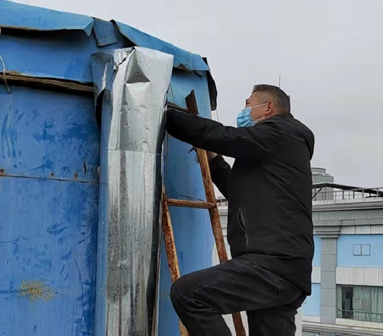 租赁部应对恶劣天气　开展屋面检查