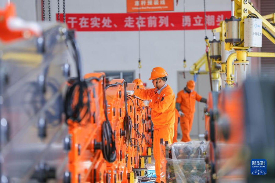 新华时评：踔厉奋发推动经济稳步回升