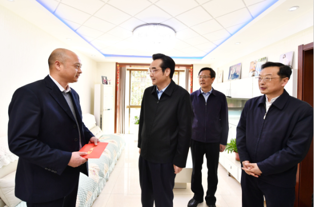 工会︱五一节前市委领导慰问困难劳模送关怀