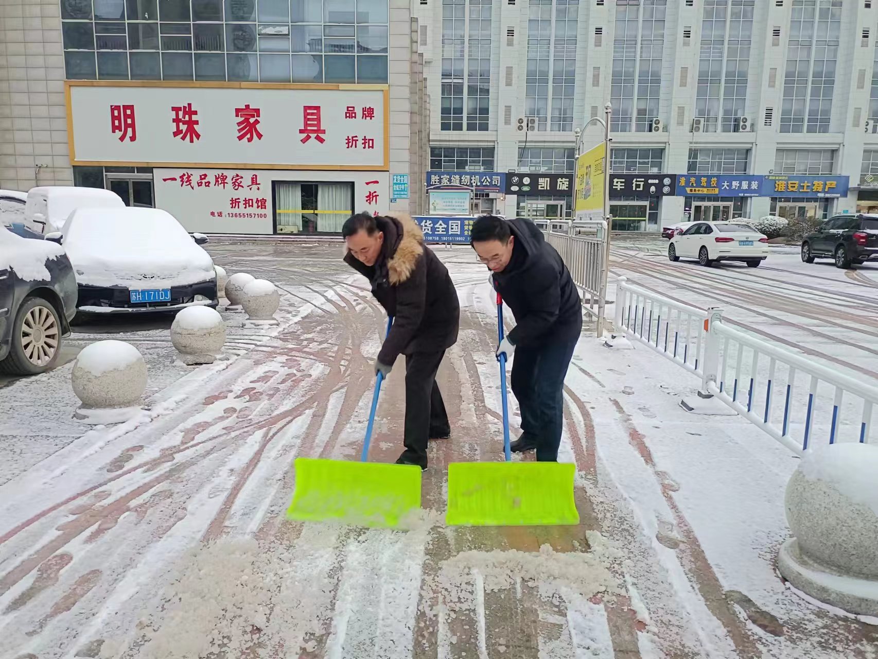 清扫站区积雪  确保旅客出行安全