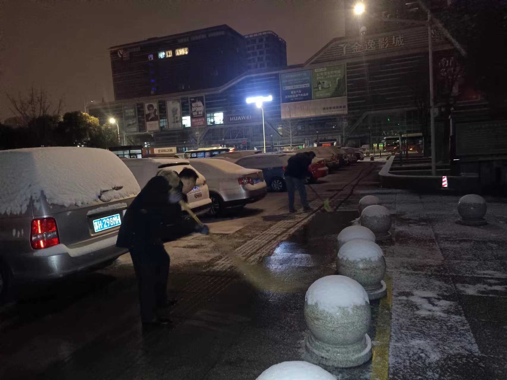 清扫站区积雪  确保旅客出行安全