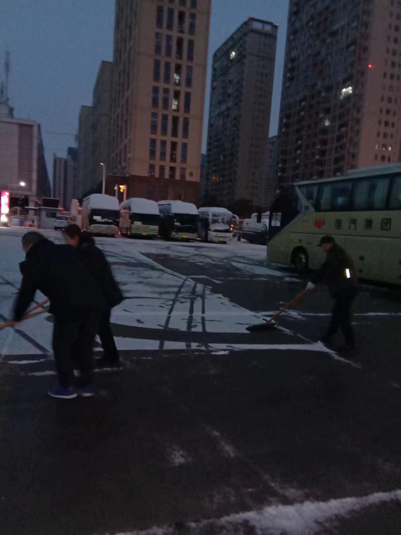 清扫站区积雪  确保旅客出行安全