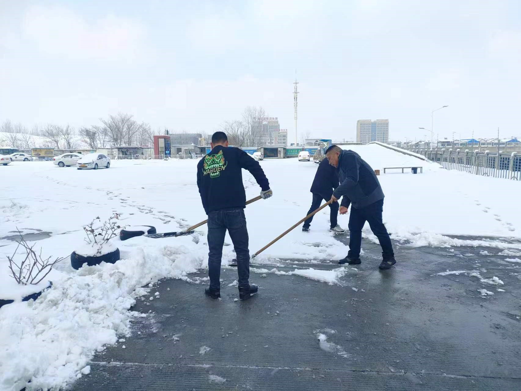 淮汽驾培破冰除雪确保学员训练安全