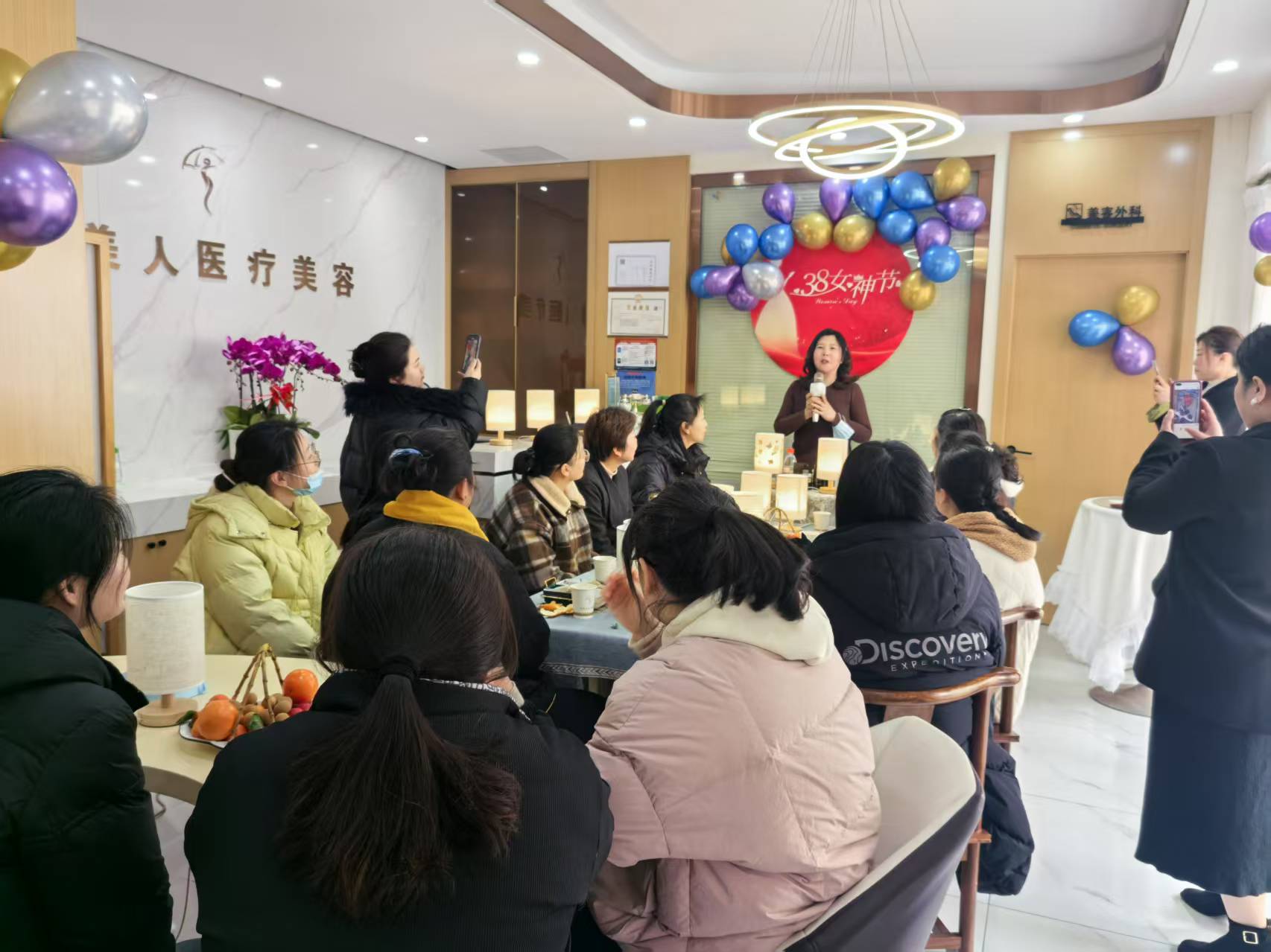 庆三八，照亮自己最美的灯