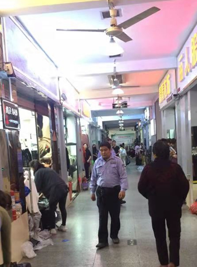 清理市场通道  营造整洁环境