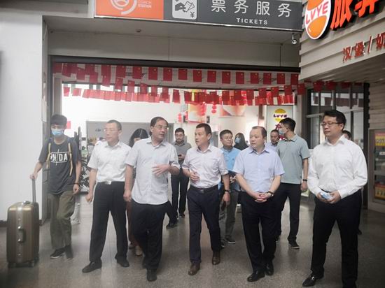 副秘书长秦浩检查南站“两节”安全生产工作