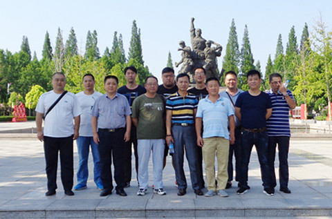 瞻仰烈士陵园　传承先烈精神