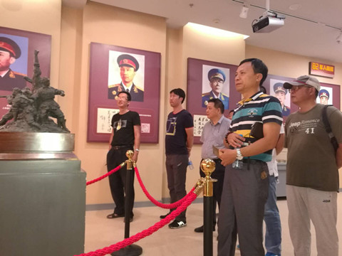 瞻仰烈士陵园　传承先烈精神