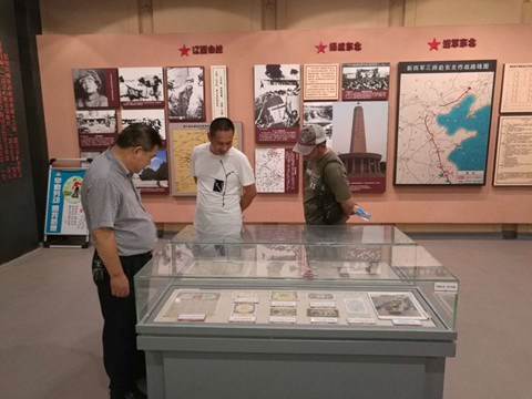 瞻仰烈士陵园　传承先烈精神