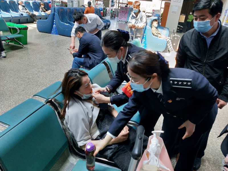 旅客突然晕倒 南站暖心施救